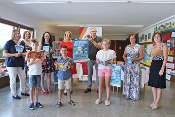 Startschuss für den Lesesommer Burgenland 2021: hinten v.l. Projektleiterin Ingrid Hochwarter, LVBB, Karina Schmidt, Team Bücherei Mönchhof, Silke Rois, Vorsitzende LVBB, LRin Daniela Winkler, Vize-Bgm. Raimund Burjan, Eleonora Gross, Büchereileitung, VS Dir.in Hautzinger, Kinder v.l.: Marvin Thullner, Lukas Frank, Lilly Gartner