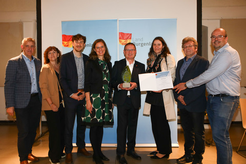 Landeshauptmann-Stellvertreterin Anja Haider-Wallner mit VertreterInnen der Siegergemeinde Frankenau-Unterpullendof (v.l.): Amtsleiter Erich Fazekas, Ersatz-Gemeinderätin Alexandra Kröpfl, Gemeinderat Philip Juranich, Landeshauptmann-Stellvertreterin Anja Haider-Wallner, Bürgermeister Paul Fercsak, Gemeinderätin Julia Fazekas, Manfred Csenar und Thomas Schreiner, Ortsvorsteher Unterpullendorf