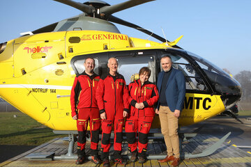 Landeshauptmann Hans Peter Doskozil mit dem Team des ÖAMTC-Notarzthubschraubers in Oberwart.