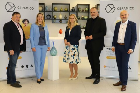 Der Bürgermeister der Marktgemeinde Stoob, Bruno Stutzenstein, Bildungslandesrätin Daniela Winkler, CERAMICO-Geschäftsführerin und Schuldirektorin Anita Wolf, Landeshauptmann Hans Peter Doskozil und Heinz Josef Zitz, Bildungsdirektor für Burgenland, (v.l.n.r.) präsentierten das Konzept zum neuen Kompetenzzentrum in Stoob.