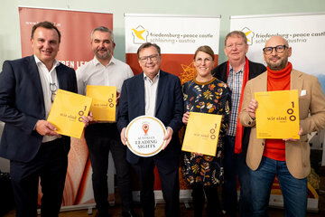 Im Zuge der Finissage wurde die Burg Schlaining in die „Austrian Leading Sights“ aufgenommen. Am Foto: Vorstandsmitglied der Vereinigung, der burgenländische Reiseunternehmer Paul Blaguss, Landesrat Heinrich Dorner, Burg- und Ausstellungskoordinator Norbert Darabos, KBB – Kultur-Betriebe Burgenland-Geschäftsführerin Barbara Weißeisen-Halwax, Verleger Horst Horvath und Christoph Langecker (v.l.).