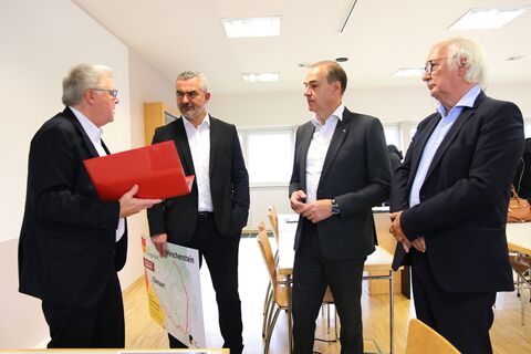 Landesrat Leonhard Schneemann und Landesrat Heinrich Dorner im Gespräch mit Georg Podebradsky und Leopold Kraus, Geschäftsführer der Firma ITS Preventexpert.