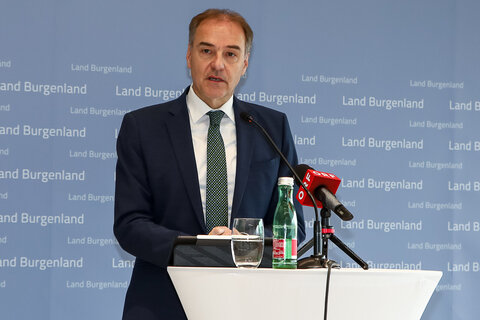 Landesrat Leonhard Schneemann bei der Pressekonferenz zur Causa Seniorenheim Rudersdorf.