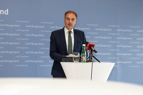 Landesrat Leonhard Schneemann bei der Pressekonferenz zur Causa Seniorenheim Rudersdorf.