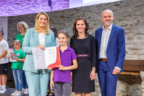 Bildungslandesrätin Mag.a (FH) Daniela Winkler und Bildungsdirektor Mag. Heinz Josef Zitz mit Chor der 1.C der MS Theresianum