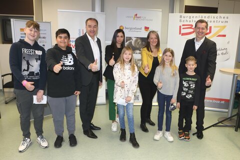 Landesrat Schneemann, Geschäftsführer Christian Vlasich mit dem Team von Mach MINT und TeilnehmerInnen am Workshop