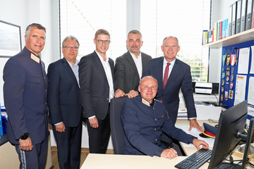 Landesrat Mag. Heinrich Dorner (2.v.r., stehend) mit Bundesminister Mag. Gerhard Karner (r., stehend), Landespolizeiinspektor Mag. Martin Huber, Bürgermeister Gerhard Petschowitsch, BA, MSc, Landtagsabgeordneter Patrik Fazekas, BA (stehend v.l.) und Postenkommandant, Kontrollinspektor Georg Schedl (sitzend).