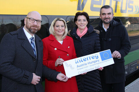 Infrastrukturlandesrat Mag. Heinrich Dorner, Landesrätin Mag.a (FH) Daniela Winkler, Dr. Hana Dellemann, Generaldirektorin-Stv. Raaberbahn AG, und DI (FH) DI Arnold Schweifer, Geschäftsführer Neusiedler Seebahn GmbH, präsentierten am Bahnhof in Pamhagen die aktuellsten Fahrgastzahlen, zusätzliche Angebote und infrastrukturelle Maßnahmen für die burgenländischen Pendlerinnen und Pendler.