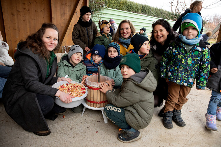 Landeshauptmann-Stellvertreterin Anja Haider-Wallner war beim Apfelsaft-Pressen mitten im Geschehen.