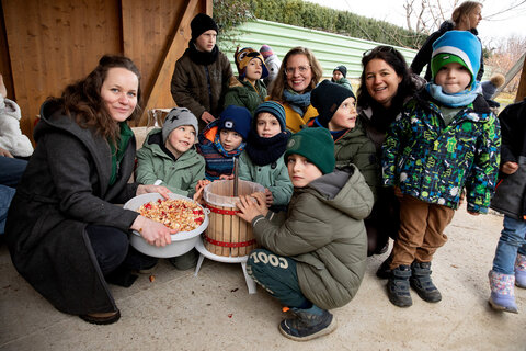 Landeshauptmann-Stellvertreterin Anja Haider-Wallner war beim Apfelsaft-Pressen mitten im Geschehen.