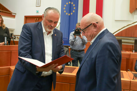 Landeshauptmann Hans Peter Doskozil übergab Kammerschauspieler Wolfgang Böck die Urkunde zur Ernennung