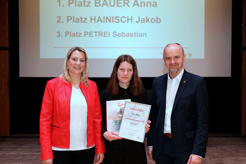 Bildungslandesrätin Daniela Winkler und Bildungsdirektor Heinz Zitz mit der Siegerin der Kategorie Spontanrede, Anna Bauer vom BG/BRG Mattersburg