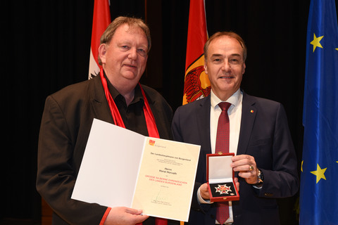 Horst Horvath wurde von Landesrat Leonhard Schneemann mit dem Großen Silbernen Ehrenzeichen geehrt