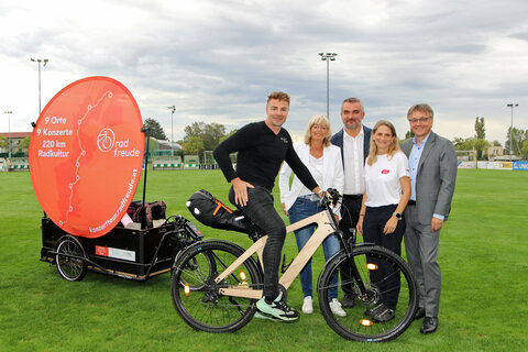 Auftakt für die erste „Radfreude KonzertTour im Sportzentrum Neusiedl am See. V.l.: Leo Hillinger, Gewinnspielsponsor, Bgm.in Elisabeth Böhm, LR Mag. Heinrich Dorner, Hanne Halwax, MBA, und GF Mag. Michael Gerbavsits von der Wirtschaftsagentur Burgenland