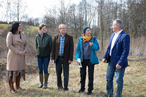 im Biberrevier in Draßmarkt von links: Landeshauptmann-Stellvertreterin Astrid Eisenkopf, Clara Noé-Nordberg, Fachreferentin für Naturschutz der PANNATURA GmbH, Klaus Michalek, Biotopmanager des Naturschutzbundes Burgenland, Bibermanagerin Franziska Bauer und Bürgermeister Anton Wiedenhofer (Draßmarkt)