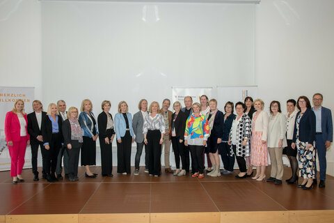 Landesrätin Mag.a (FH) Daniela Winkler, wHRin Mag.a Sandra Steiner, Stv. Bildungsdirektorin und Leiterin des Präsidialbereichs der Bildungsdirektion Burgenland, HR Mag. Jürgen Neuwirth, Leiter des Bereichs Pädagogischer Dienst der Bildungsdirektion Burgenland, mit den Pädagog*innen, denen ein neuer Berufstitel verliehen wurde.