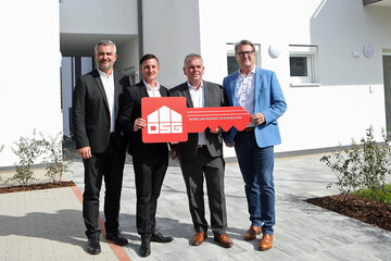Landesrat Heinrich Dorner, Vizebürgermeister Marcel Geissler, Bürgermeister Manfred Degendorfer und OSG-Vorstandsdirektor Alfred Kollar (v.l.) vor der neuen Gesundheitseinrichtung in Weppersdorf.