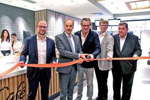Eröffneten das neue McDonald‘s mit dem Durchschneiden des Eröffnungsbandes. V.l.: Vize-Bgm. Istvan Deli, LR Dr. Leonhard Schneemann, Franchisenehmer Andreas Schwerla, CFO McDonald‘s Österreich Oliver Heinzel, Pfarrer Willi Ringhofer, der die Segnung des neuen Restaurants vornahm