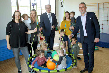 Soziallandesrat Dr. Leonhard Schneemann und Bürgermeister Mag. Markus Szelinger im neuen Kindergartenzubau in Stadtschlaining.