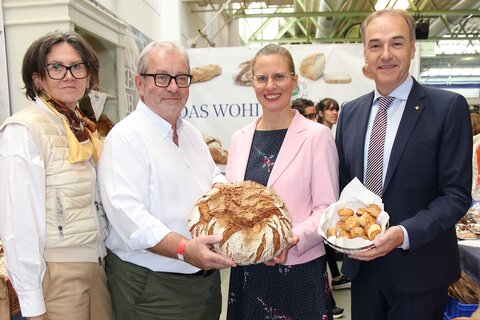 Beim Stand der Bäckerei Ringhofer: Petra Ringhofer, Günter Ringhofer, Landeshauptmann-Stellvertreterin Anja Haider-Wallner und Landesrat Leonhard Schneemann.