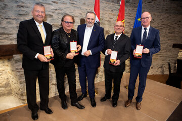 Landeshauptmann Mag. Hans Peter Doskozil mit den verdienten Persönlichkeiten, die das Komturkreuz des Landes überreicht bekamen: Unternehmer Bernhard Loidl, Musiker, Produzent und Gitarrist der Band OPUS, Ewald Pfleger, Landeshauptmann Mag. Hans Peter Doskozil, Mag. Dr. Wolfgang Horvath, freischaffender Künstler, Dirigent und Intendant und Prof. Dr. med. Andreas Dietz, HNO-Arzt und Leiter der Universitätsklinik Leipzig (v.l.).