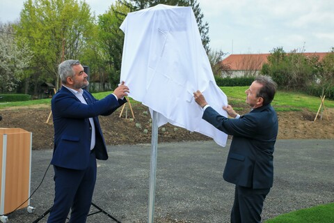 Landesrat Mag. Heinrich Dorner und LWK Burgenland Präsident DI Nikolaus Berlakovich nahmen die Eröffnung des Platzes vor
