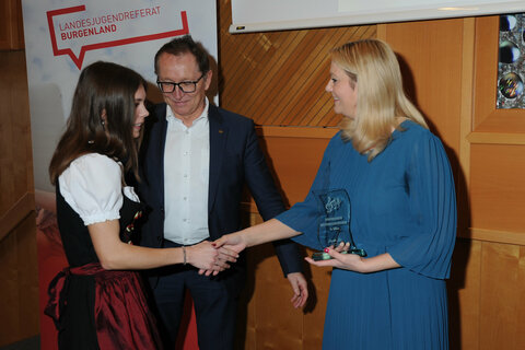 Natalie Hillinger mit Landesrätin Mag.a (FH) Daniela Winkler und DI Peter Reichstädter, Landesobmann des Burgenländischen Blasmusikverbandes