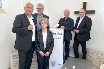 Pianist Eduard Kutrowatz, Bayreuths Oberbürgermeister Thomas Ebersberger, Franz Liszts Ur-Ur-Enkelin Dagny Beidler, Pianist Johannes Kutrowatz und Landeshauptmann Hans Peter Doskozil vor der neuen Liszt-Stele neben dem Grabmal des bedeutenden Komponisten.
