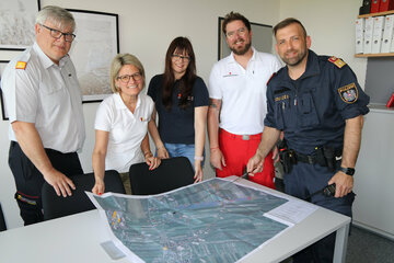 Bezirksfeuerwehrkommandant OBR Anton Kandelsdorfer, Bezirkshauptfrau Mag.a Ulrike Zschech und ihre Stellvertreterin Mag.a Bianca Riba von der BH Neusiedl am See, Florian Feldmann, Dienstführender der Rot-Kreuz-Bezirksstelle Neusiedl am See, und Mjr. Thomas Peck, BA, BPK Neusiedl am See.