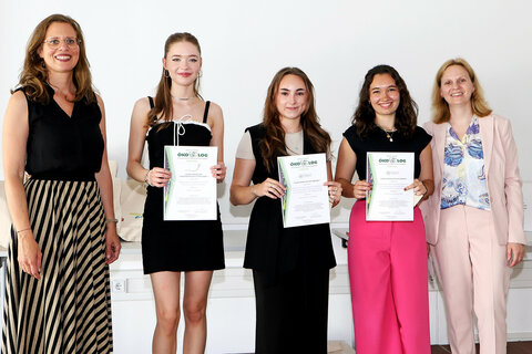 Landeshauptmann-Stellvertreterin Anja Haider-Wallner mit den Gewinnerinnen des ÖKOLOG-Awards Hannah Tschögl, Lara Türk und Lara Frank und ÖKOLOG-Burgenland-Koordinatorin Christa Thell