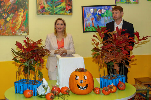 Bildungslandesrätin Mag. (FH) Daniela Winkler mit Michael Oberfeichtner