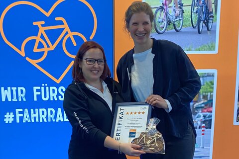 Angela Göschl (TVB Nordburgenland) und Ricarda Eling (ADFC Baden-Württemberg) bei der Zertifikatsverleihung für die neuerliche 5-Sterne-Klassifizierung des Neusiedler See Radwegs.