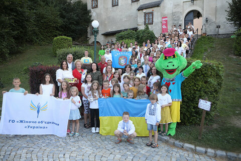 Landeshauptmann-Stv. Mag.a Astrid Eisenkopf, Wolfgang Werderits, Andreas Ponic (ASKÖ Burgenland) und Betreuerinnen und Betreuer mit Olksana Vladimisona und Violetta Sukanova sowie den Kindern und Müttern vor dem Eingangstor der Burg Lockenhaus.