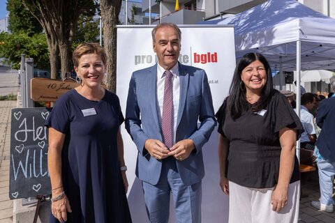 (v.l.) pro mente Burgenland Obfrau und Geschäftsführerin Eva Blagusz, Landesrat Leonhard Schneemann und pro mente Burgenland Geschäftsführerin Katrin Striok besuchten die Jubiläumsfeier des pro mente Hauses Mattersburg.
