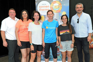Landeshauptmann-Stellvertreterin Astrid Eisenkopf (2.v.l.), Landesrat Heinrich Dorner (r.) und Bürgermeister Roman Kainrath (l.) gratulierten Siegerin Tina Wurm (3.v.r.) beim Straßenlauf über 5 Kilometer. Sie gewann vor Yvonne Lindner (3.v.l.) und Anna Semmler (2.v.r.).