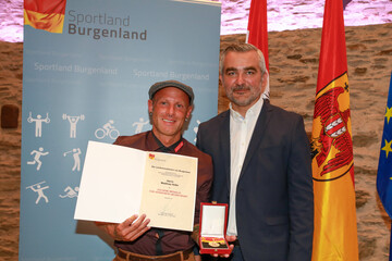 portlandesrat Heinrich Dorner überreichte Matthias Hofer vom ASKÖ Kickboxclub Parndorf Goldene Medaille für Verdienste um den Sport