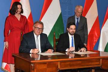 Landeshauptmann Hans Niessl und Levente Magyar, Staatssekretär im Ministerium für auswärtige Angelegenheiten und Handel, unterzeichneten ein weiters Abkommen zur umfassenden Entwicklung der grenzüberschreitenden Verkehrsverbindungen zwischen dem Burgenland und Ungarn 