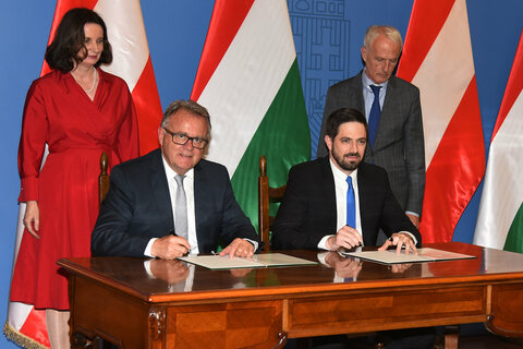 Landeshauptmann Hans Niessl und Levente Magyar, Staatssekretär im Ministerium für auswärtige Angelegenheiten und Handel, unterzeichneten ein weiters Abkommen zur umfassenden Entwicklung der grenzüberschreitenden Verkehrsverbindungen zwischen dem Burgenland und Ungarn
