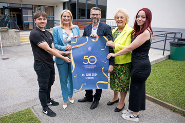 Bildungslandesrätin Mag.a (FH) Daniela Winkler (2.v.l.) mit Schüler Leon Coldea, Direktor Mag. Chris Wagner, Landtagsabgeordneten Verena Dunst und Schülerin Daniela Gumhalter (v.l.) mit dem Plakat zur 50-Jahres-Jubiläumsfeier bei der Handelsakademie und Handelsschule in Stegersbach.