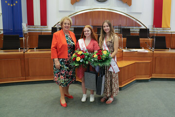 Landtagspräsidentin Verena Dunst begrüßte die amtierende Miss Burgenland New York 2022, Kayla O’Neil, und ihre Vorgängerin aus dem Jahr 2020. Emily Neubauer