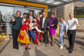 10 Jahre ROTE NASEN Clowndoctors im Pflegeheim Neudörfl – St. Nikolaus: Für Landesrat Dr. Leonhard Schneemann haben die Besuche der Roten Nasen Clowns einen positiven therapeutischen Effekt und sind damit eine enorme Bereicherung für das Pflegeheim Neudörfl