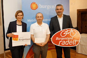 Landesrat Heinrich Dorner und Christine Zopf-Renner gratulierten Gerhard Grabner, der einen Hervis-Gutschein im Wert von 100 Euro überreicht bekam.