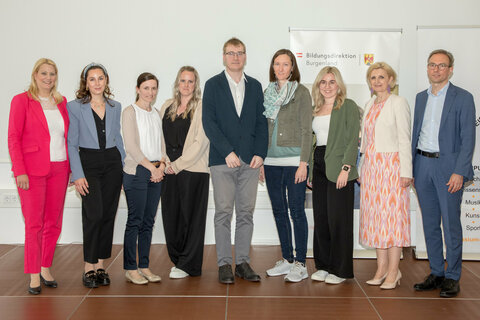 Landesrätin Mag.a (FH) Daniela Winkler, wHRin Mag.a Sandra Steiner, Stv. Bildungsdirektorin und Leiterin des Präsidialbereichs der Bildungsdirektion Burgenland, HR Mag. Jürgen Neuwirth, Leiter des Bereichs Pädagogischer Dienst der Bildungsdirektion Burgenland, mit den Pädagog*innen, die einen unbefristeten Dienstvertrag erhalten haben.