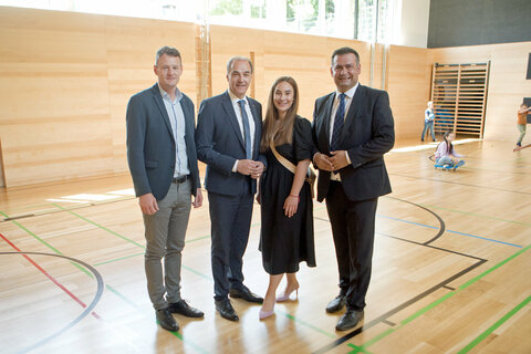 Landesrat Dr. Leonhard Schneemann besichtigte gemeinsam mit PEB-Projektleiter Ing. Jürgen Ziermann (Projektentwicklung Burgenland) sowie Vizebürgermeisterin Christine Kotschar und Bürgermeister Stefan Laimer (v.l.) den neuen Turnsaal.