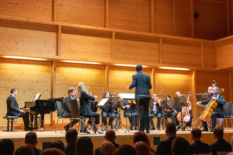 Das Nova Orchester Wien unter der Leitung von Dirigent William Garfield Walker.