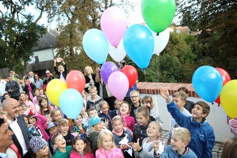 Schüler der Volksschule Schlaining ließen gemeinsam mit den Landesräten Daniela Winkler und Christian Illedits sowie Bildungsdirektor Heinz Zitz, Rektorin Sabine Weisz und Friedensburg-Direktorin Gudrun Kramer die Ballone mit Kranichen versehen in die Luft.