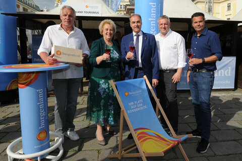 Landtagspräsidentin Verena Dunst und Landesrat Leonhard Schneemann mit den beiden Veranstaltern Klaus Glavanics und Joe Furtner sowie Didi Tunkel, Geschäftsführer Burgenland Tourismus