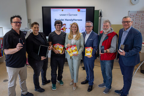 LAndesrätin Daniela Winkler präsentiert das Projekt Handyheroes in der Volksschule Breitenbrunn