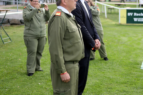 Landesrat Mag. Heinrich Dorner Landesrat Mag. Heinrich Dorner mit dem 2. Landesfeuerwehrkommandant-Stellvertreter LBDS Richard Bauer bei der Eröffnung des 66. Landesfeuerwehrleistungsbewerbes in Rechnitz.