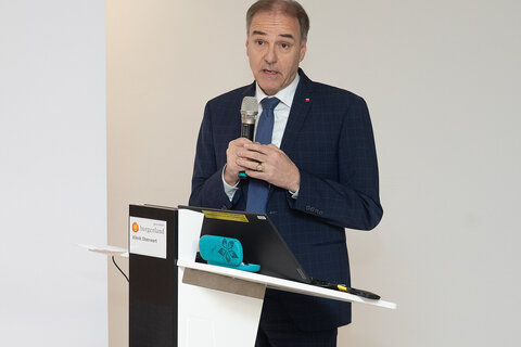 Soziallandesrat Dr. Leonhard Schneemann bei seiner Eröffnungsrede, wobei er den Ausbau der mobilen Hospizangebote in allen sieben Bezirken ansprach.